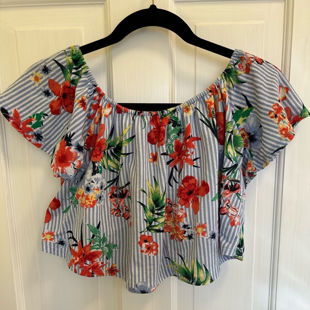 Cropped, flowy shirt, can be worn on and off shoulder, perfect for summer.